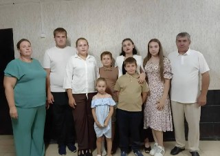 Многодетная семья из Адыгеи признана лучшей в России в конкурсе «Семья года — 2026»